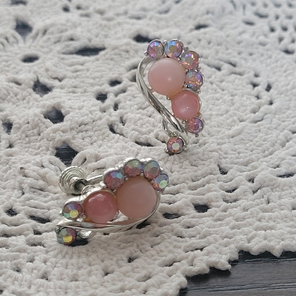 Vintage STAR signed pink moonglow lucite and aurora borealis screw on earrings - Picture 2 of 5